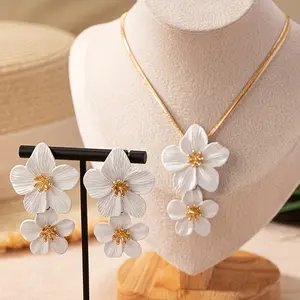 Fashionable and Elegant Flower Pendant Necklace and Earrings Jewelry Set Suitable for Women's Daily Gatherings, Parties, Holiday Travel, and as a Gift for Your Wife on Festivals