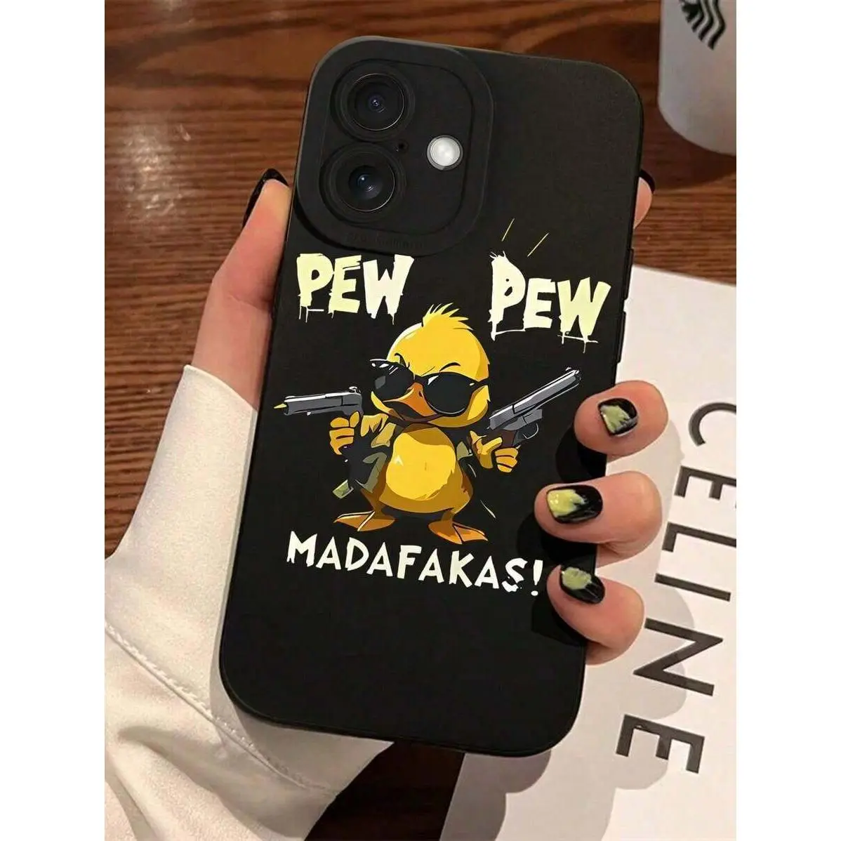 1pc Funny Duck Holding Gun Precise Hawk Eye Camera Protective Black TPU Soft Phone Case Compatible With Iphone 16 Pro Max, 15, 14, 13, 12, 11 Pro Max Plus Mini 16E, XR/X/XS Max And Other Models, Suitable As Gift For Friends Protection Cellphone
