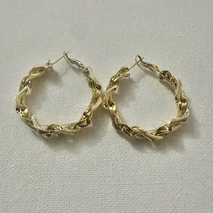 Argollas torcidas de material goldfillled 1.5in- Producto #121