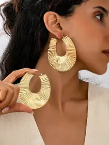 1 Pair Minimalist Vintage Exaggerated U-Shaped Textured Gold Hoop Earrings, Jewelry Accessory Suitable For Daily And Party Occasions