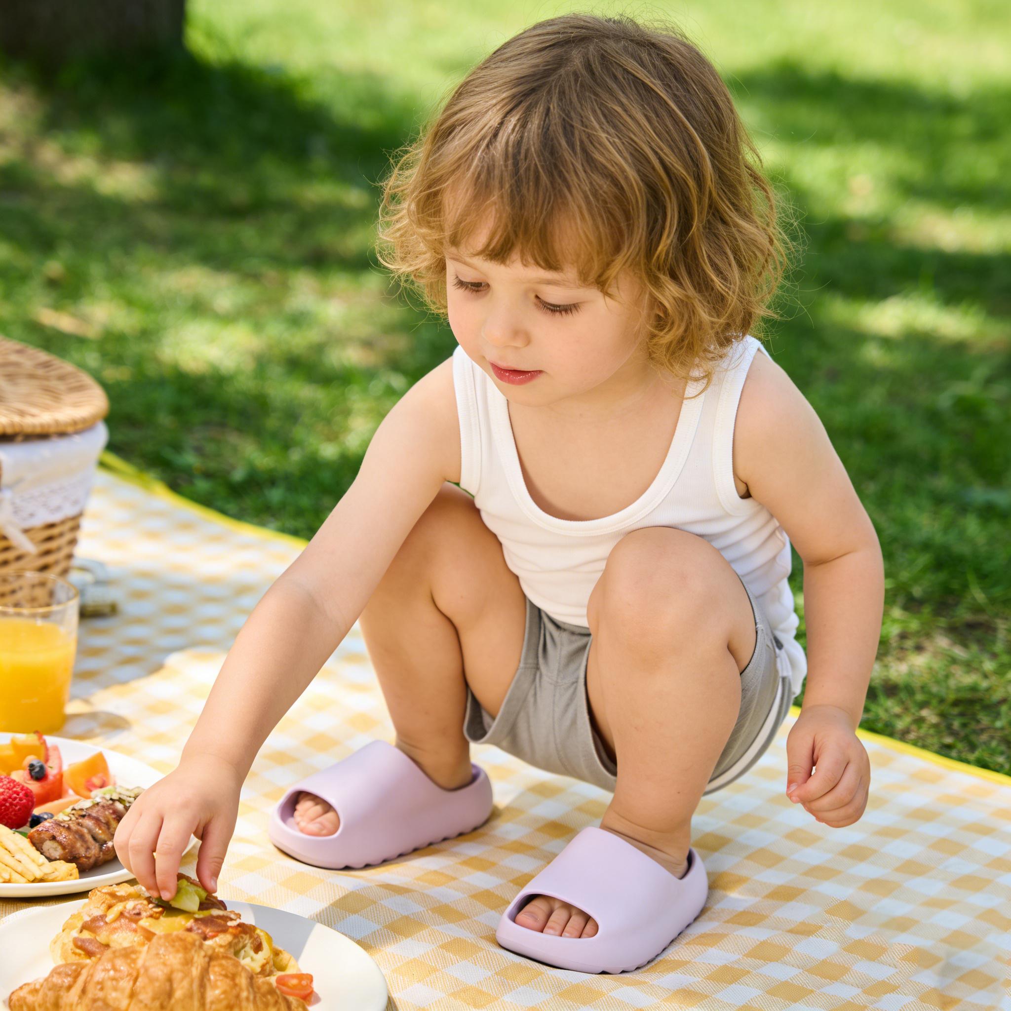 Lumubby Cloud Slides for Kids Lightweight Non-Slip EVA Pillow Slippers Open Toe Comfy Toddler Boys Girls Indoor Outdoor Beach Pool Slippers with Wave-Shaped Anti-Skid Sole