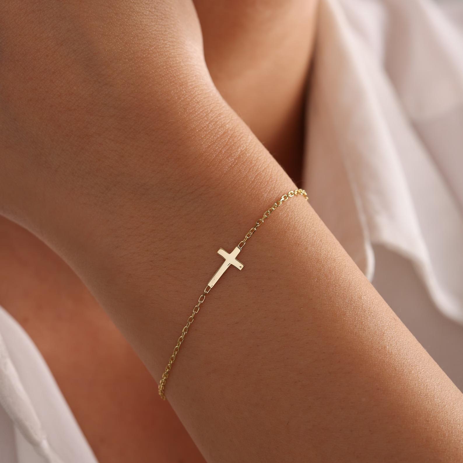 VENOCO Gold cross bracelet for women,Dainty Lightweight Chain Bracelet  Minimalist Handmade Jewelry Gift