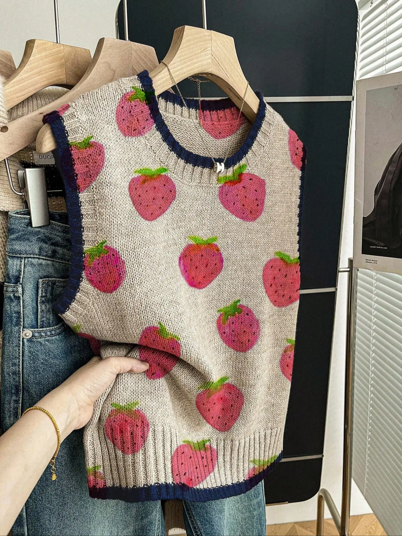 Women's Casual Loose-Fitting Round Neck Sleeveless Knit Top, Strawberry Print Color-Blocked Edge, Fall & Winter Fashion