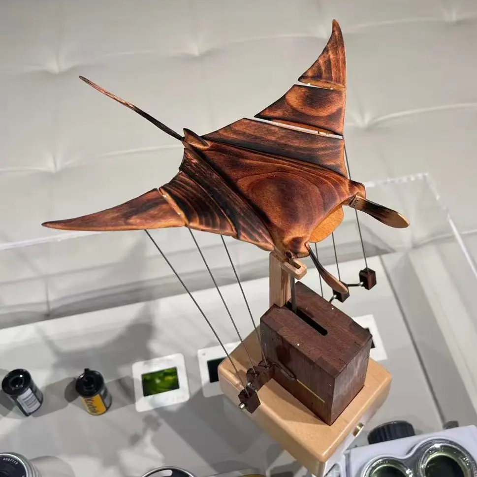 Hand Carved Wooden Flying Manta Ray Figurine - Animal Design Home Supplies Desktop Statue, Solid Wood Sculpture Desk Decor, Creative Ornament for Birthday Gifts