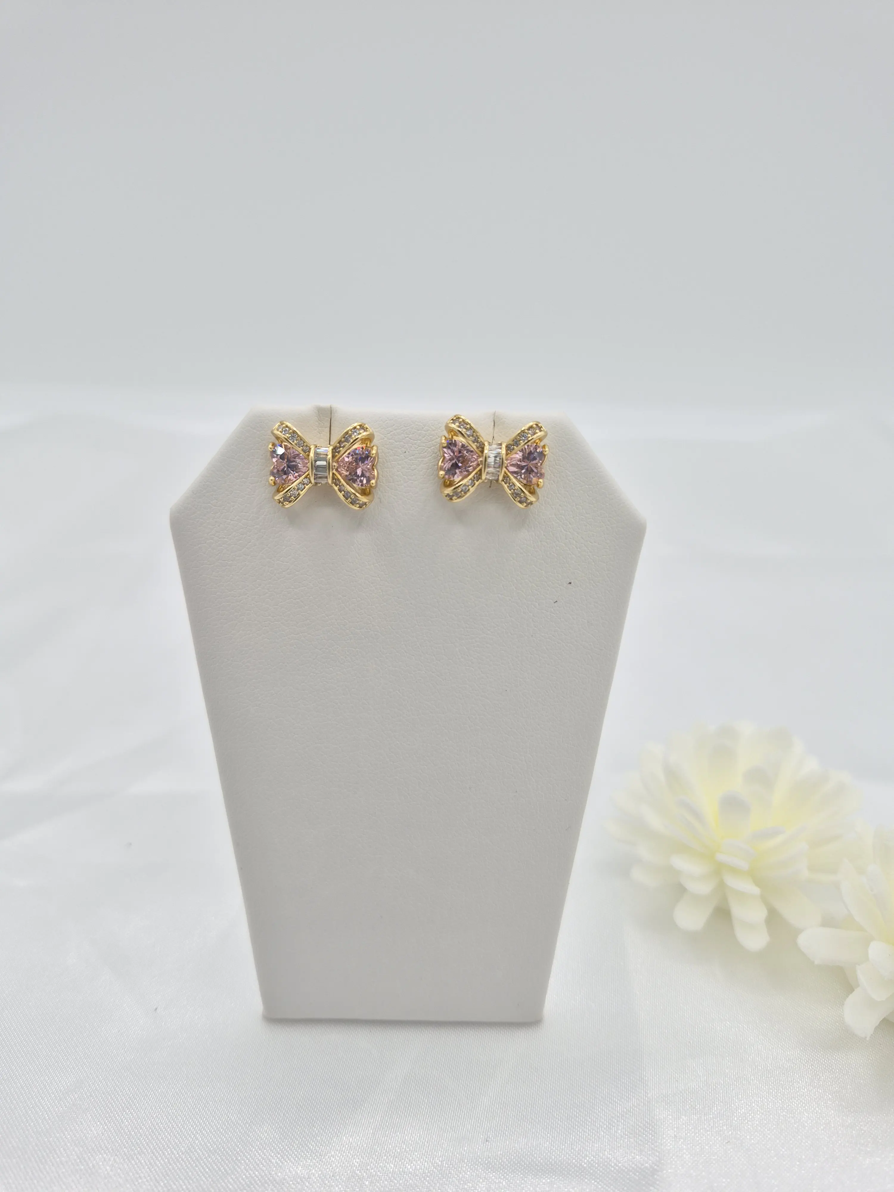 Pink bow earring in 14k gold plated. (101)