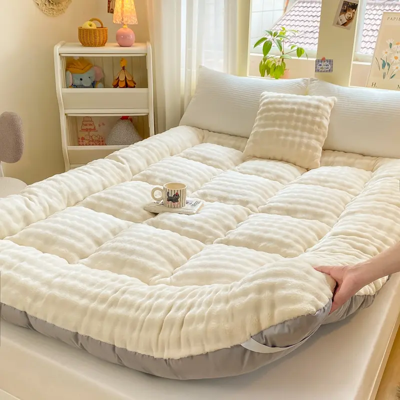 1 Piece Pure Color Rabbit Fur Ultra-Soft Warm Thick Padding Roll-Up Cozy Mattress Sleeping Surface, Milk Wool Fabric, Foldable, Suitable for Bedroom, Dormitory, Car, and Hotel, Versatile Use, Mattress Pad Topper