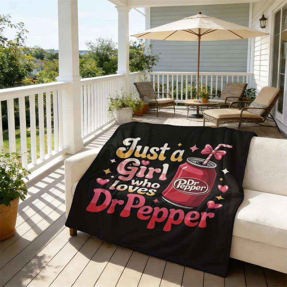 Just A Girl Who Loves Dr Pepper Flannel Throw Blanket, Coquette Style Dr Pepper Can Graphic With Hearts & Bow Straw Print, Soft Warm Blanket for Sofa Bed, Trendy Bedroom Decor, Cute Gift for Dr Pepper Soda Lovers