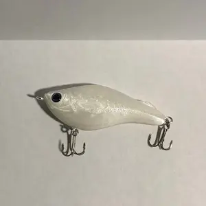 1pc pearl white weighted rattle lipless crank bait. High-quality trouble hooks and reflective eye