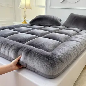 1pc Grey Thickened Mattress Cover Enhance The Happiness Of Sleep In The Bedroom Bed. Say Goodbye to Hard Bed Boards, The Bed Is Twice As Soft, Sturdy And Durable Suitable for Bedrooms, Dormitories And Hotels. The Bed Has Been Refreshed.