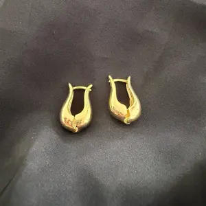 Tulipán Gold Earrings - Elegant Gold-Tone Tulip Design for Women's Fashion