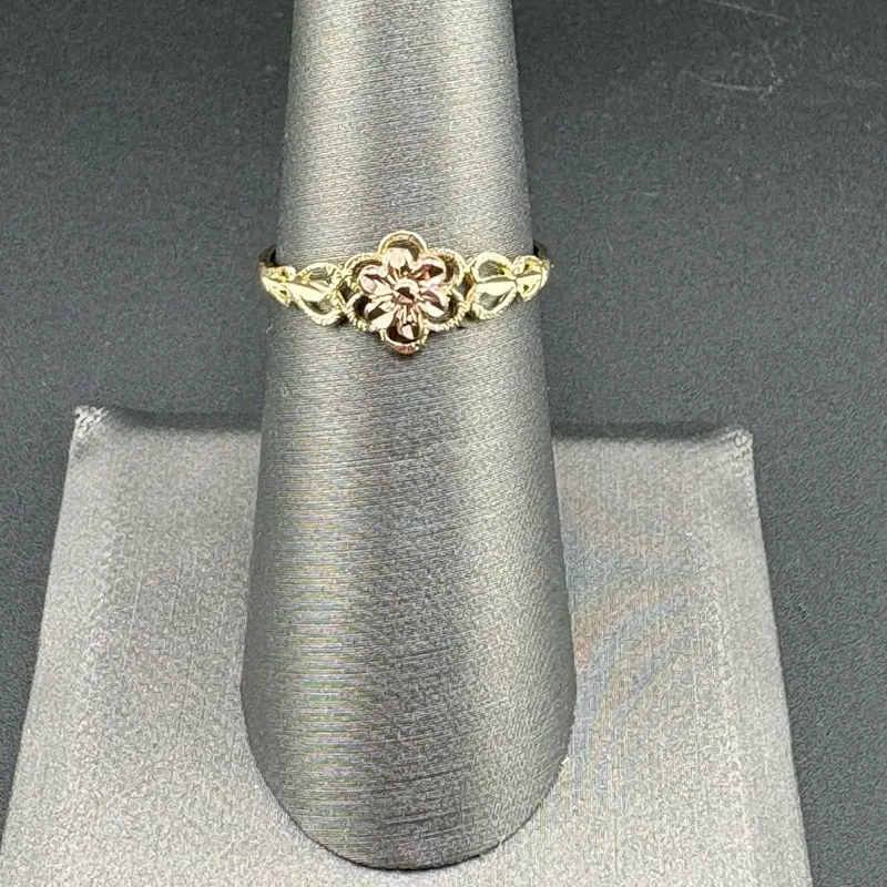 Gold 14k ring size 6.25 flower design for everyday wear