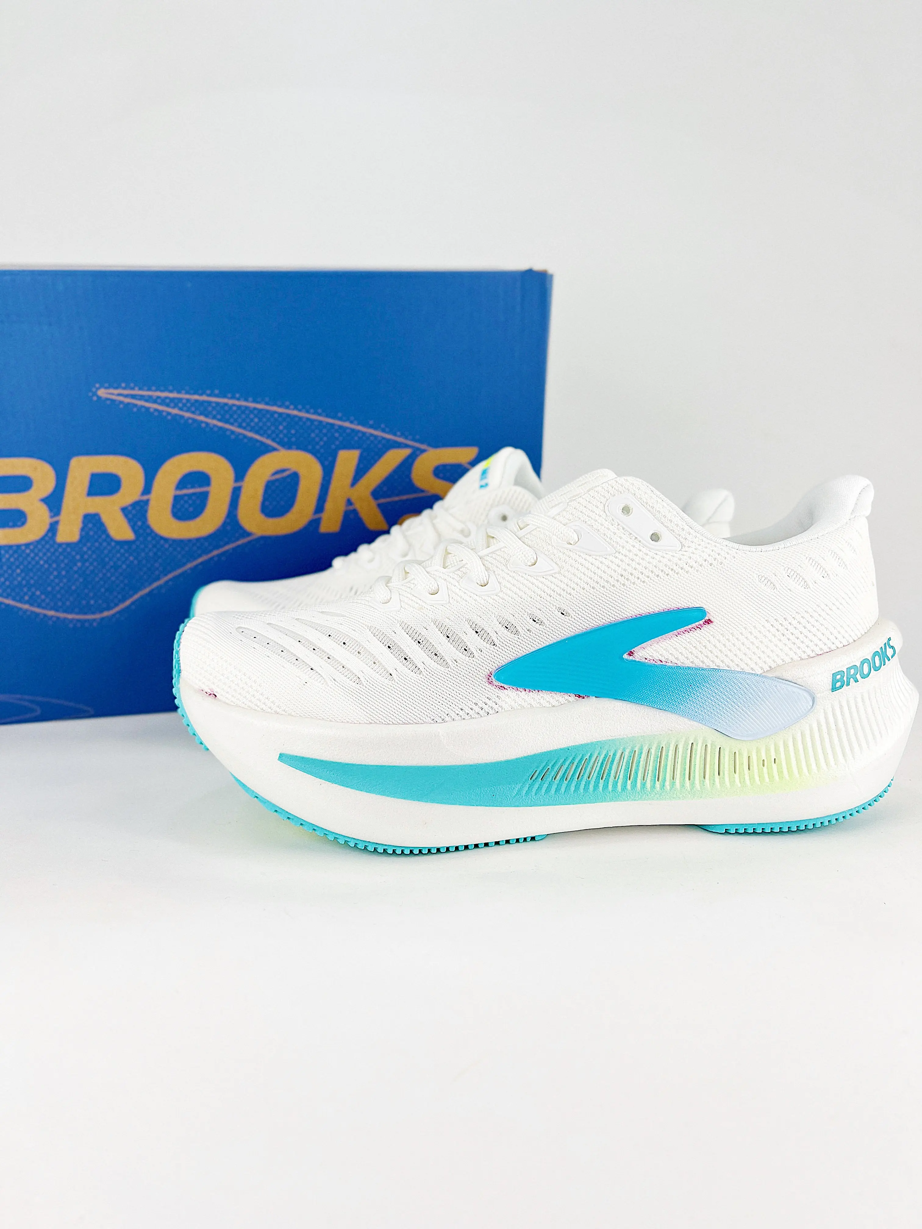 BROOKS Low-top athletic trainers perfect for daily jogs & casual outdoor commutes, ultra-light breathable engineered mesh white turquoise silhouette, full upper ventilation slits, tough textured rubber outsole boosts traction on pavement and running track