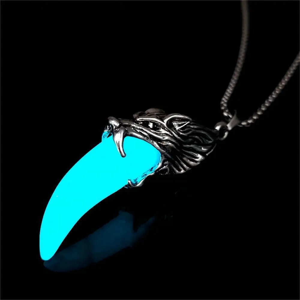 Vintage Edgy Glow-in-Dark Wolf Head Pendant Necklace - Hardcore Punk Statement Jewelry with Fierce Fangs Totem, Luminous Casual Streetwear Outfits Accessory for Men, Hardcore Punk Necklaces