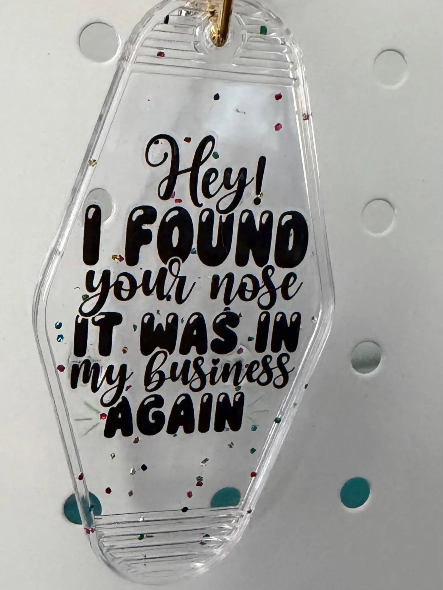 Retro Hotel-Style Plastic Key Tag, Funny Nose Finder Keychain for Travelers, Practical Keychain & Gag Gift