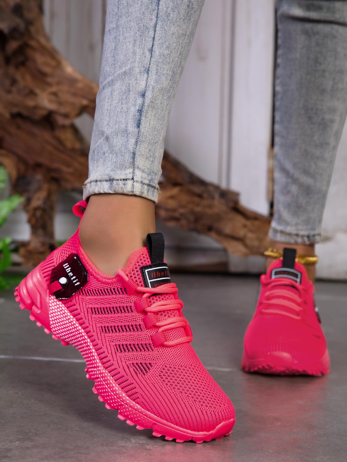Women's fashionable and breathable knitted athletic shoes, 2026 new spring/autumn casual lightweight soft-soled walking shoes, comfortable low-top outdoor running shoes.