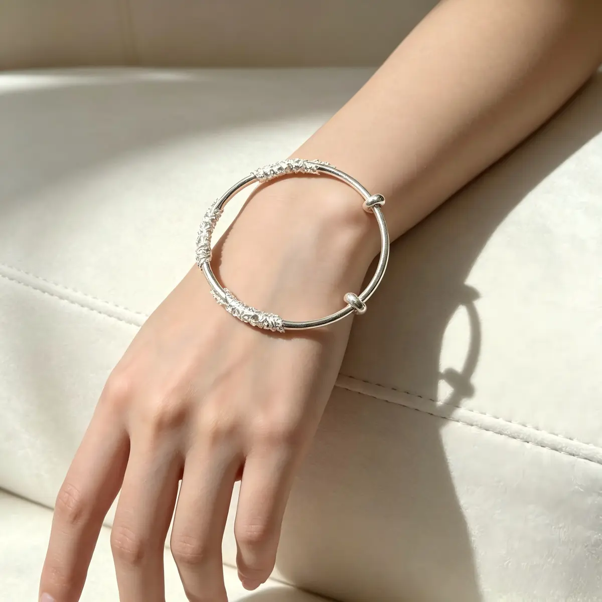 Women's Chinese-Style Floral Motif Zinc Alloy Silver-Plated Adjustable Push-Pull Bangle, 70s Fashion Costume Jewelry, Gift-Ready Accessory permanent los angeles