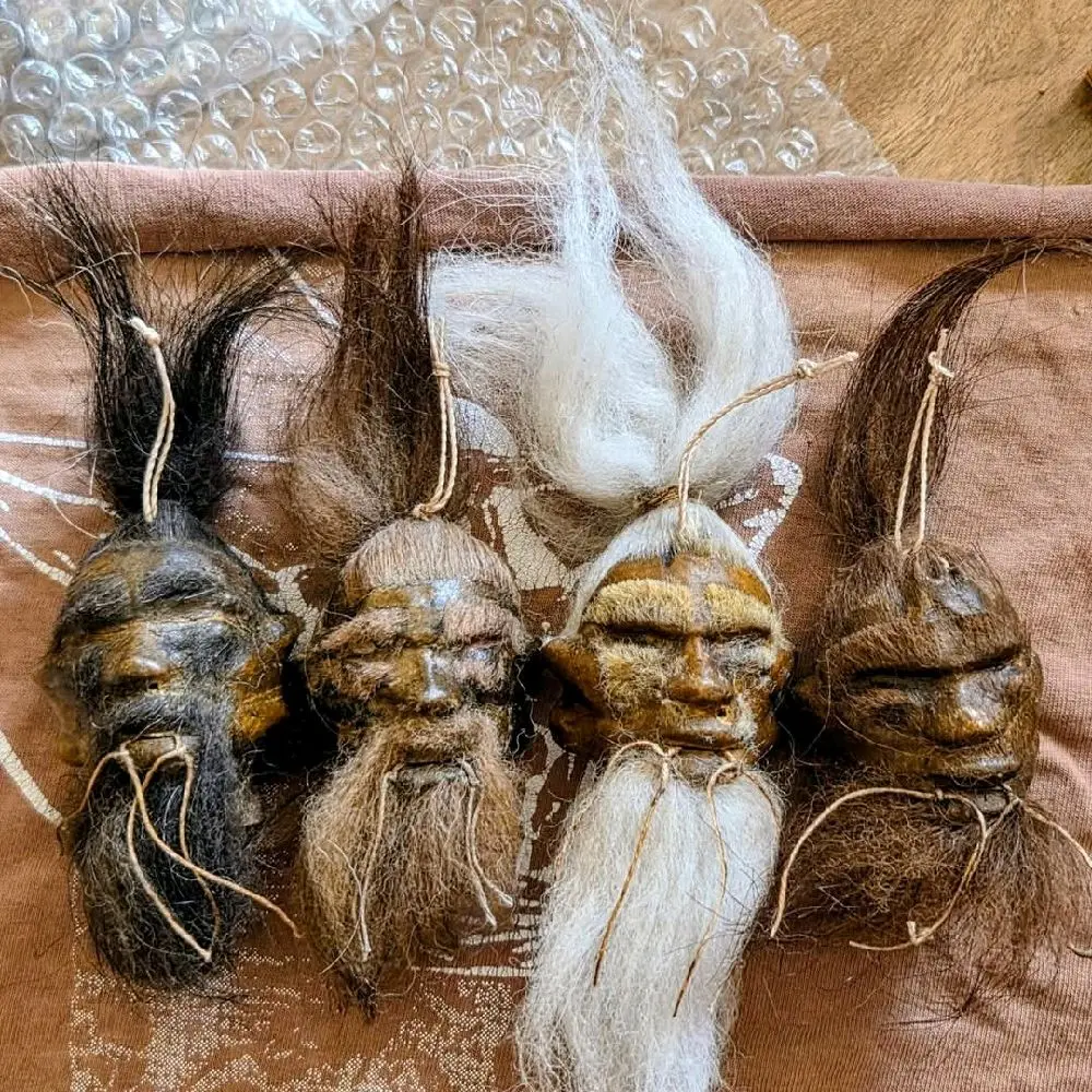 Shrunken Heads/CABEZAS REDUCIDAS