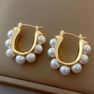 Arete pequeño con perlas de imitación
