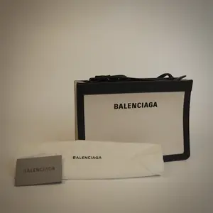 Pre-owned Balenciaga White Canvas Shoulder Crossbody Bag with Adjustable Strap for Casual Outings Versatile & Stylish