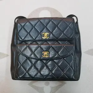 Pre-owned CHANEL Cowhide Shoulder Bags Classic Black Quilted Calfskin Shoulder Bag with Gold Hardware