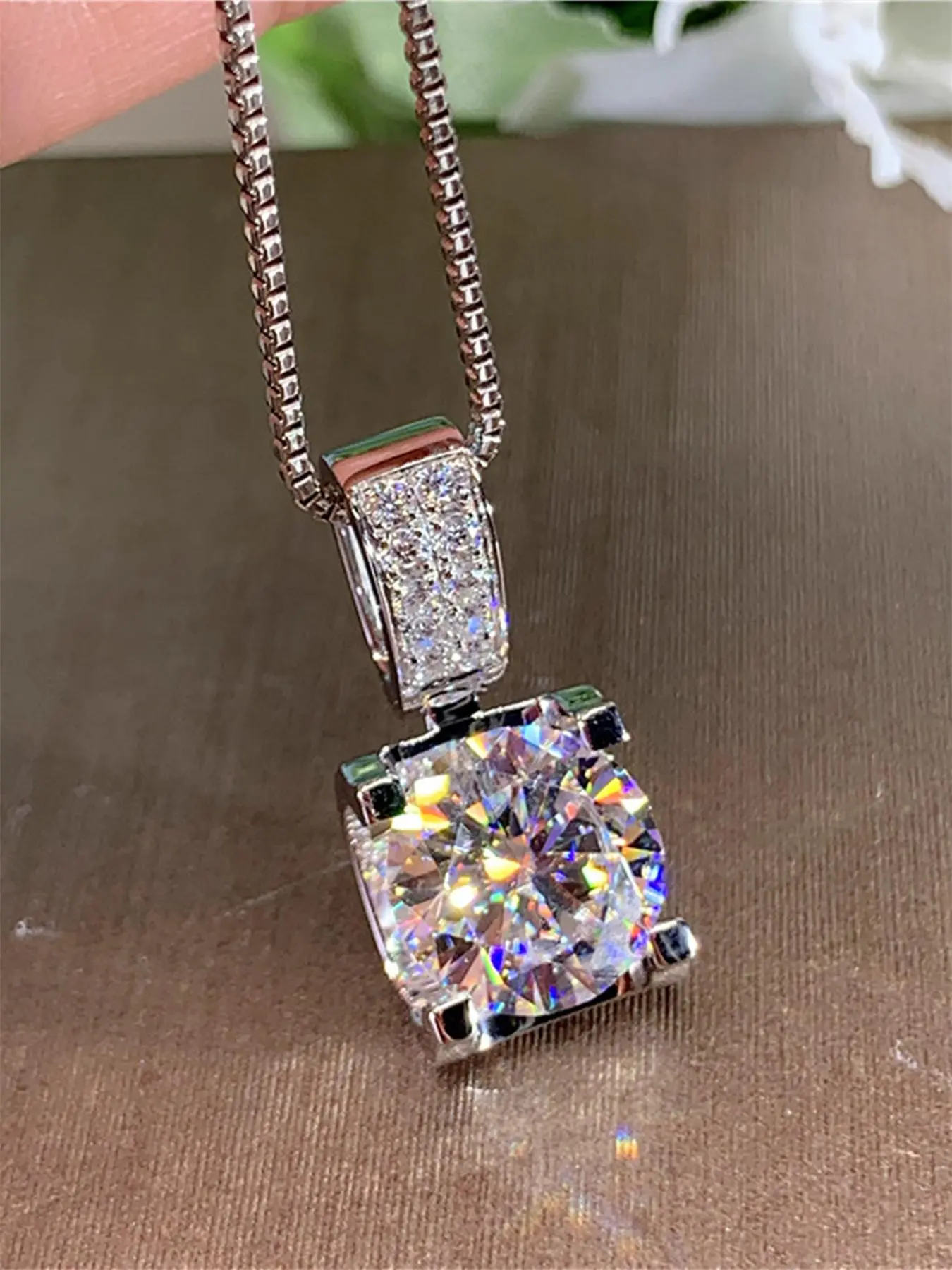 Luxury Artificial Zirconia Decor Dangling Pendant Necklace for Women Rhinestone Decor Necklace, Gorgeous Trendy Jewelry As Gift for Party Decor, Cz Prong Necklace, Fashion Necklace, Rhinestone Decorated Necklace, Jewelry Gifts, Sparkling Cz Necklace