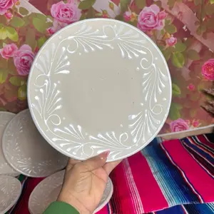 Plato redondo relieve 10 in color blanco