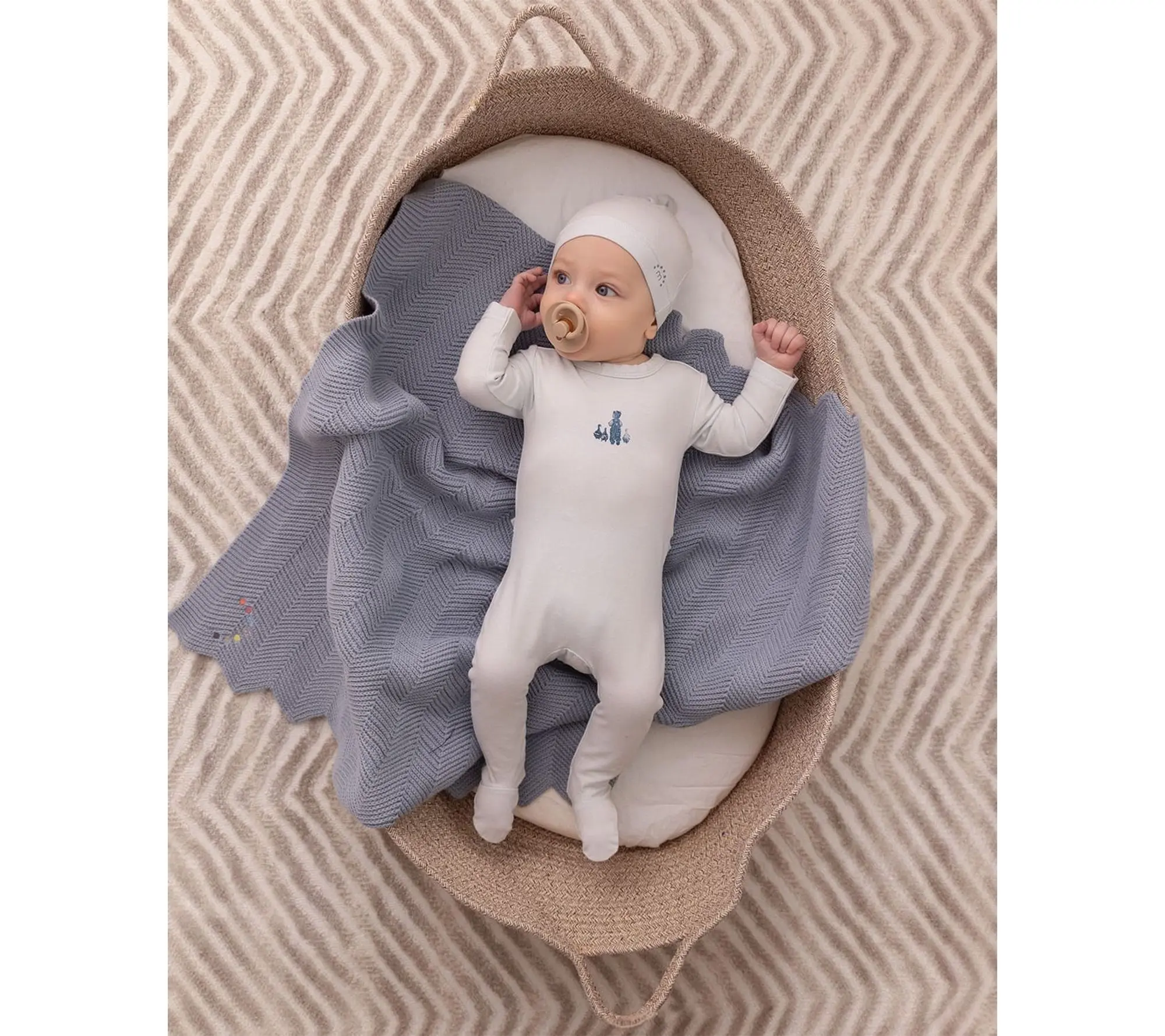 MiniMoi Baby Herringbone Knit Blanket with Carry Pouch MiniMoi Baby Herringbone Knit Blanket with Carry Pouch