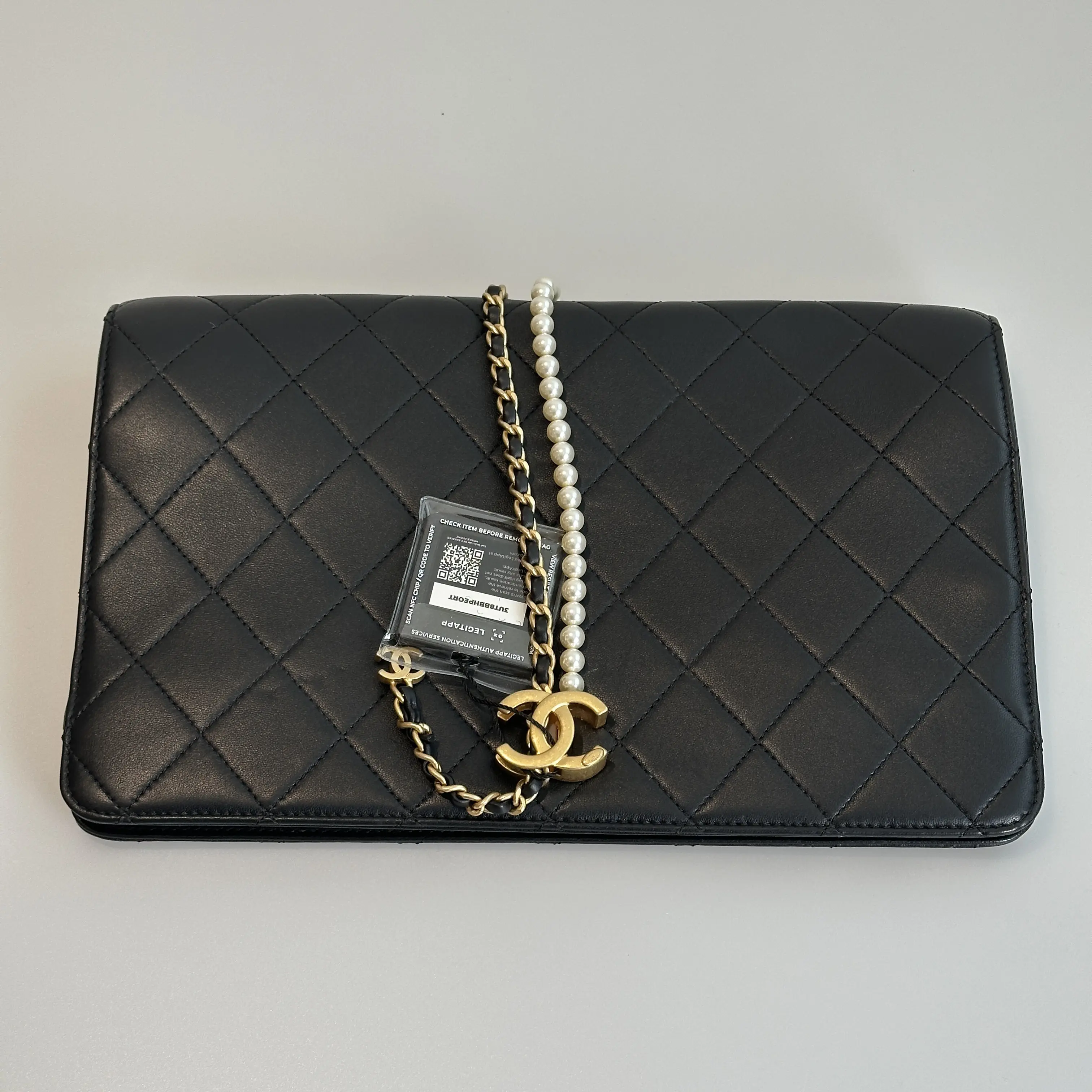 Pre-owned CHANEL Calfskin Clutch Bag Black Quilted Pearl Chain with Gold tone Clasp 94949100