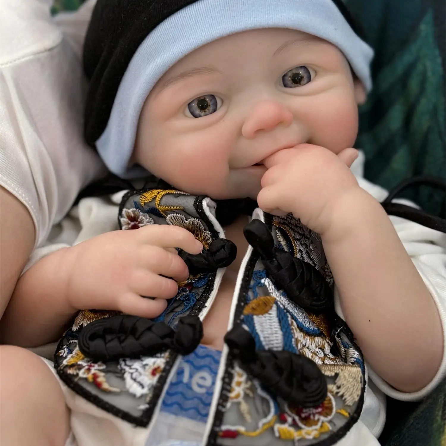 Reborn doll, 18 inches/45 cm tall, made of soft silicone with a realistic feel; newborn baby girl doll with a brand-new appearance. Includes a birth certificate and clothing—the perfect gift for a child. A soft gift you can hug