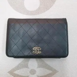 Pre-owned CHANEL Cowhide Shoulder Bags Wallet on Chain in Black Quilted Calfskin with Medium Enamel Buckle