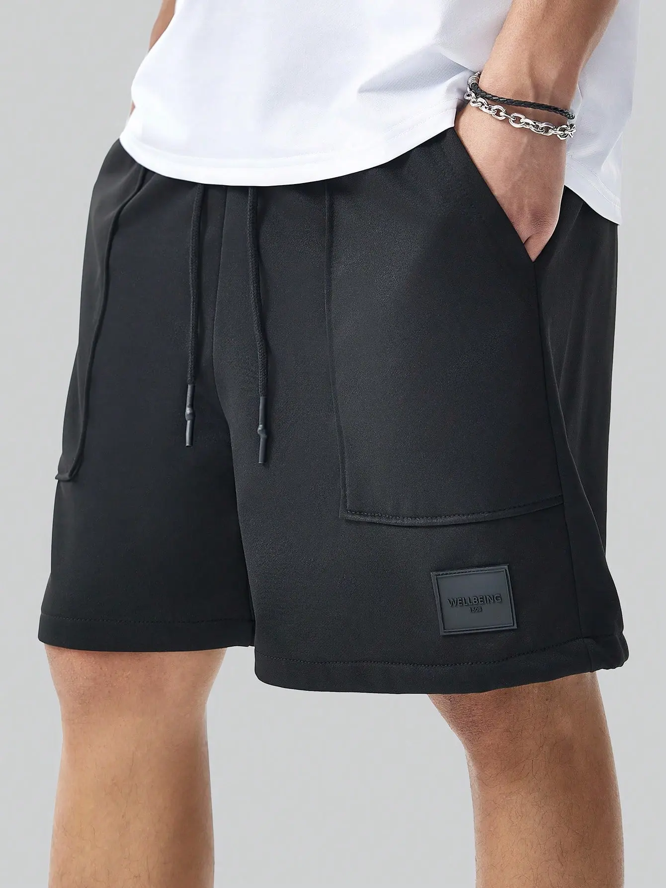 Men’s slim-fit casual shorts with a close-fitting silhouette and a rubber tag—trendy for young men, ideal for dates, exploring local spots, and stepping out.