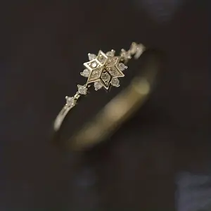 Luxurious 925 Silver Snowflake Multi-Claw Round Geometric Engagement Ring for Women