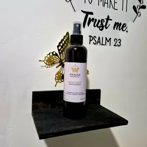 Raíces Divinas-Divine Roots  tonico capilar de 8 onzas. Para fortalecer el cabello, ayuda con la caspa y engrosamiento de las hebras. Está formulado con Aloe Vera, café, canela, Fenogreco, Moringa, Neem, Flor de Jamaica, entre otros.