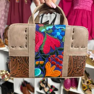 Bolsa piel cuadrada $65 - Mexican Leather Bag Hermosa Bolsa de Piel 100% Ternero with Floral Embroidery & Gold Charm Artisanal Handcrafted Chiapaneco Handbag, bolsa artesanal