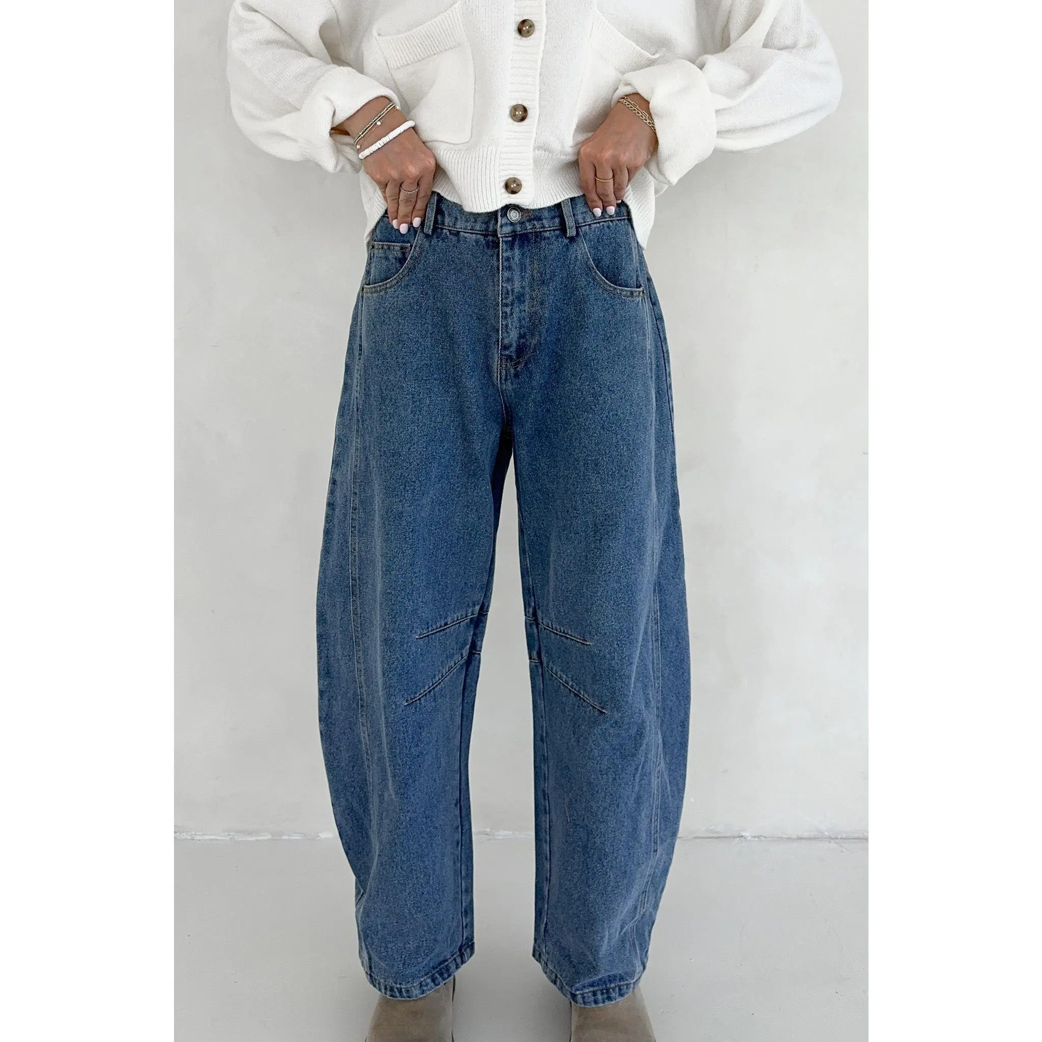Nora Lightweight Cotton Barrel Jeans in Denim