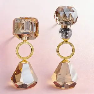 Elegant crystal candle holder, simple modern champagne-colored home decor, metal aromatherapy candle stand, creative atmosphere photo gift