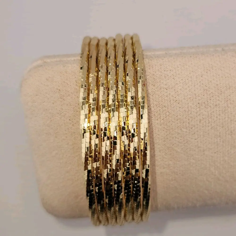 97 - Elegant Gold-Tone Semanarios Set - 7-Piece Stackable Bangles for Women's Fashion Accessories