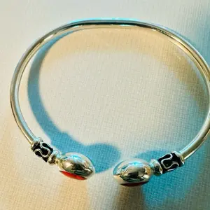 VM  presenta su pulsera de plata 950 con Huayruro