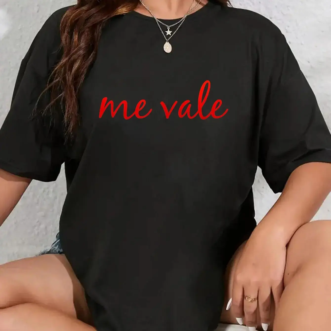 "Me Vale" Graphic T-Shirt, Unisex Casual  Top with Latino Spanish Slogan, Lightweight Breathable Fabric