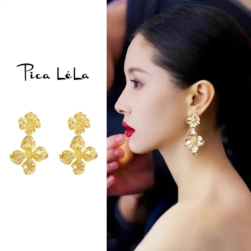 Vintage Statement Gold Floral Earrings - Unique Exaggerated Dangly Earrings, Fashion Chic Accessories with Gold Aesthetic & Bling Effect for Elegant Look, Vintage Statement Earrings