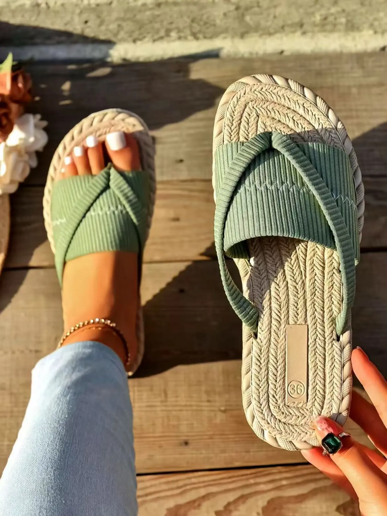 Women's Fashionable Beach Flip Flops, Lightweight Sandals, Strapy Sandals, Footwear, Casual Comfort Flat Sandals for Outdoor Vacation, Toe Ring Slides for Daily Wear, Flat Summer Sandals