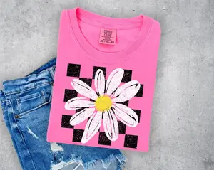 Comfort Colors Daisy Retro Checker T-shirt, Vintage Floral Graphic Tee, Trendy Spring Shirt, Aesthetic Daisy Design