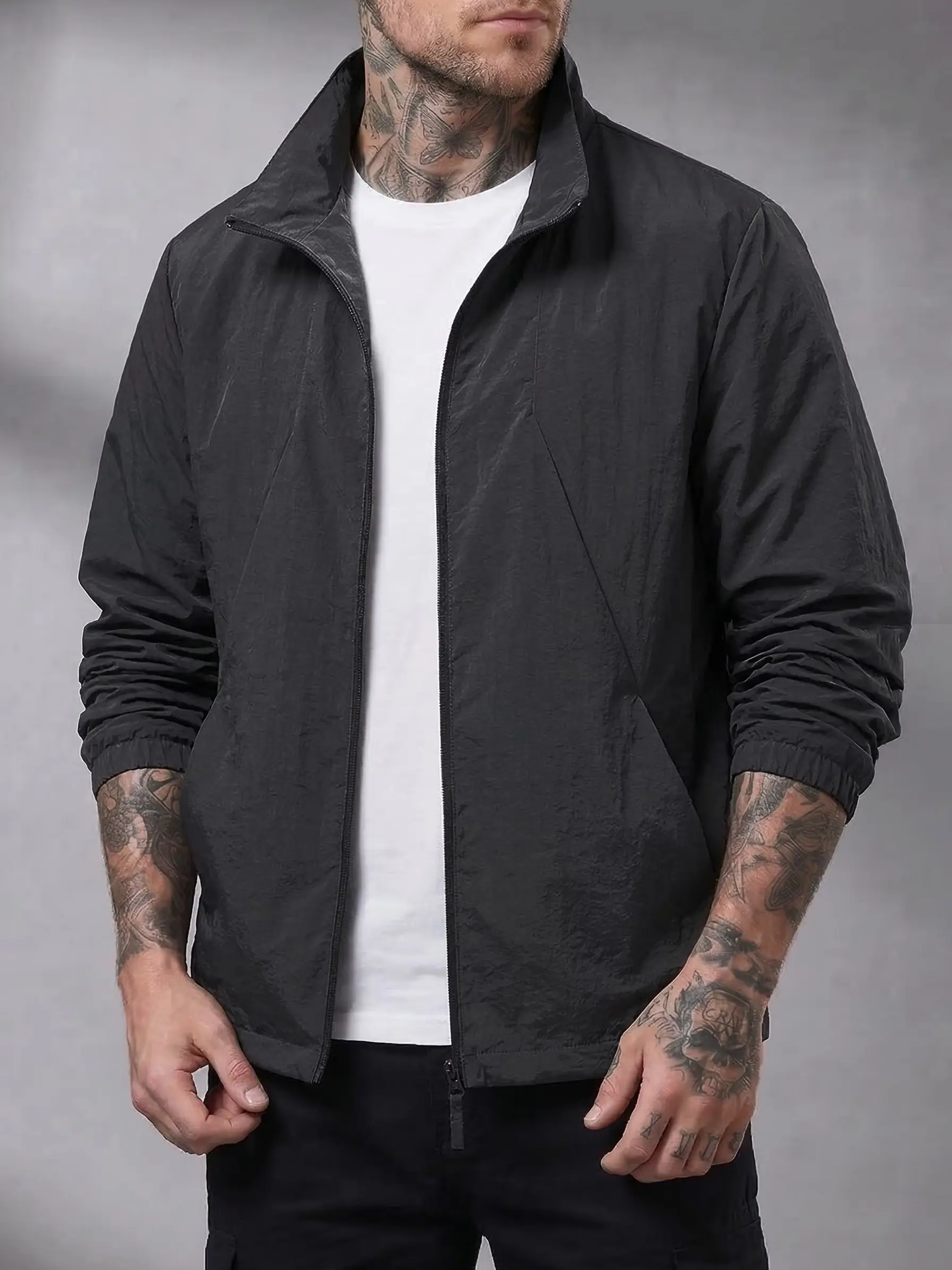 Men’s fashion spring basic casual jacket, windproof and waterproof, solid color, versatile, comfortable for everyday wear, lightweight solid-color softshell jacket with anti-theft zippered pockets