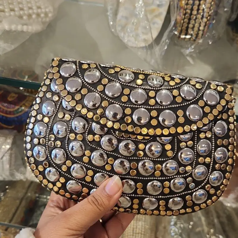 Medium metal clutch