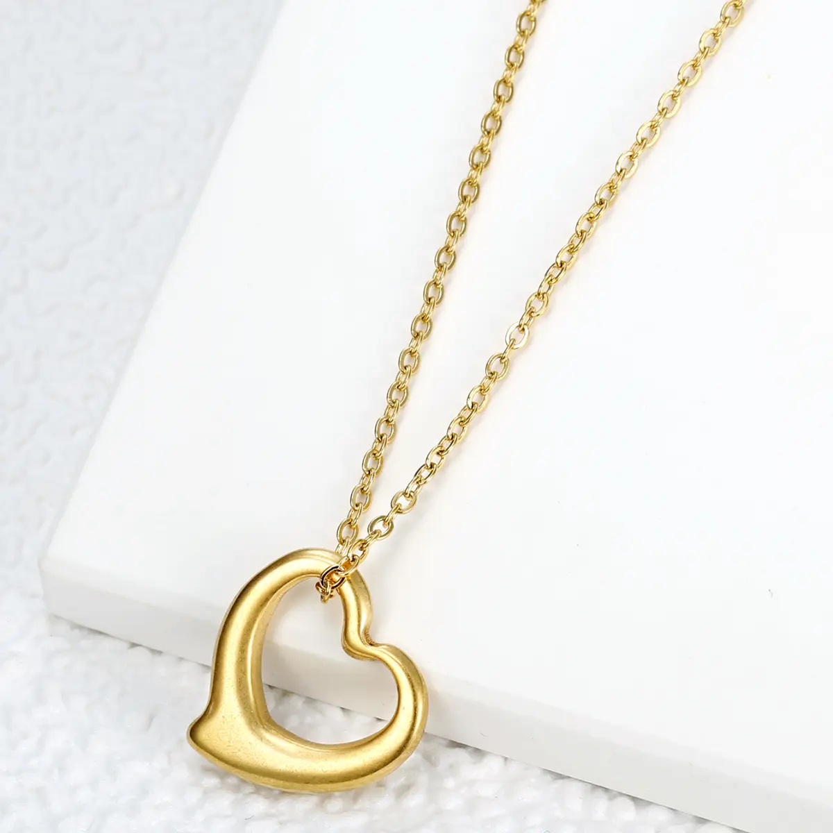 Women's Non-Tarnish Stainless Steel Pendant Necklace, 1pc Geometric Hollow-Out Love Heart Design with Steel Chain, Gold Fashion Costume Jewelry Accessory for Daily Matching & Party Wear, Exquisite Jewelry Gift, Non Tarnish Jewelry