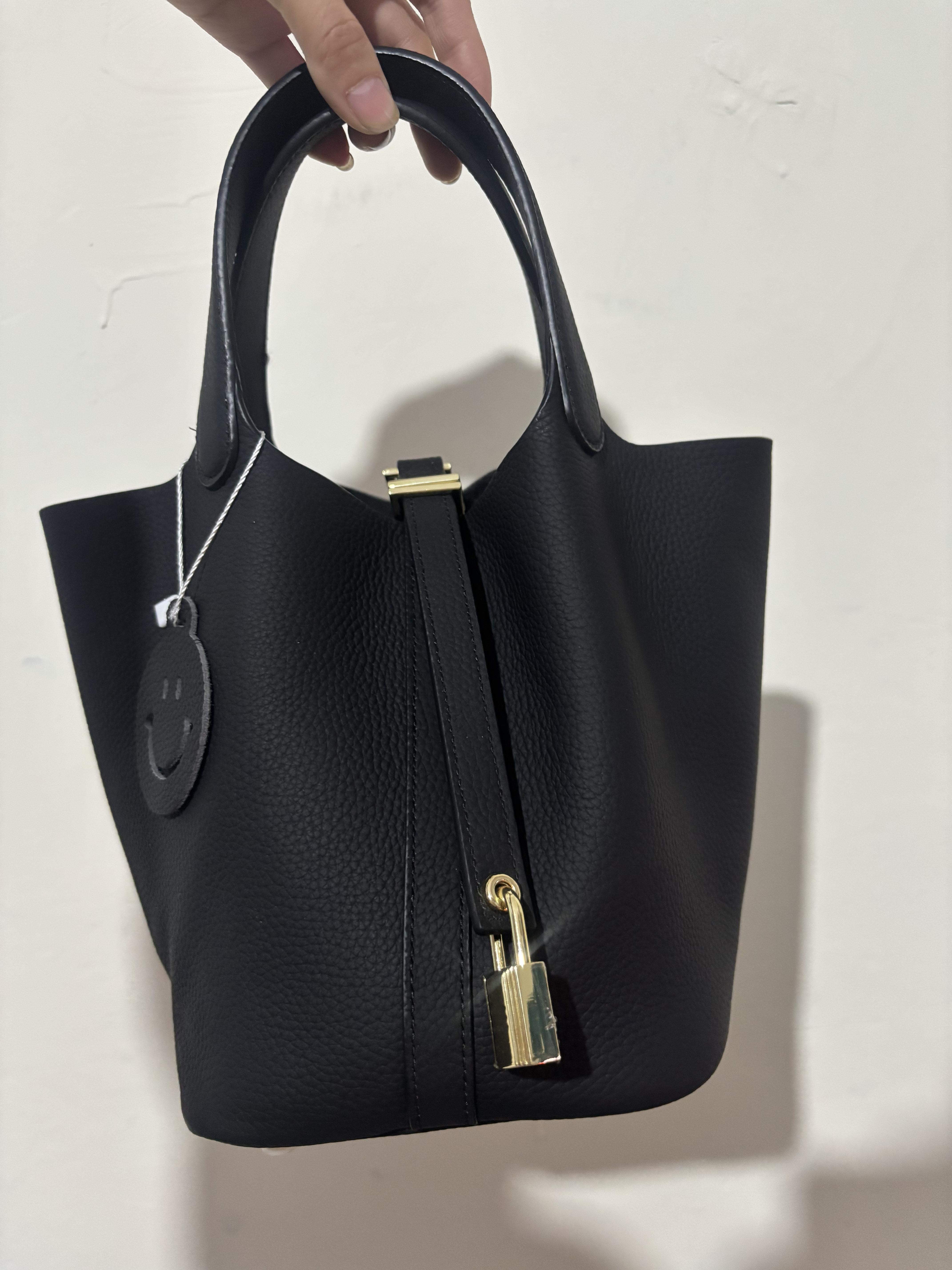 Bucket-shaped small package for women, leather handbag, leather backpack. A versatile and casual handbag with a lock clasp design, suitable for everyday use and stylish outfits. high end