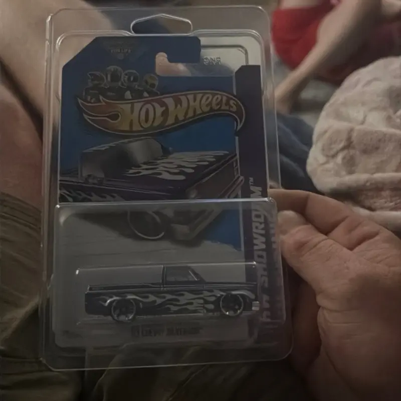 Hot Wheels 1983 Chevy Silverado Die-Cast Toy Truck, Collectible Vehicle for Kids and Hobbyists