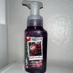 Bath & Body Works Frosted cranberry