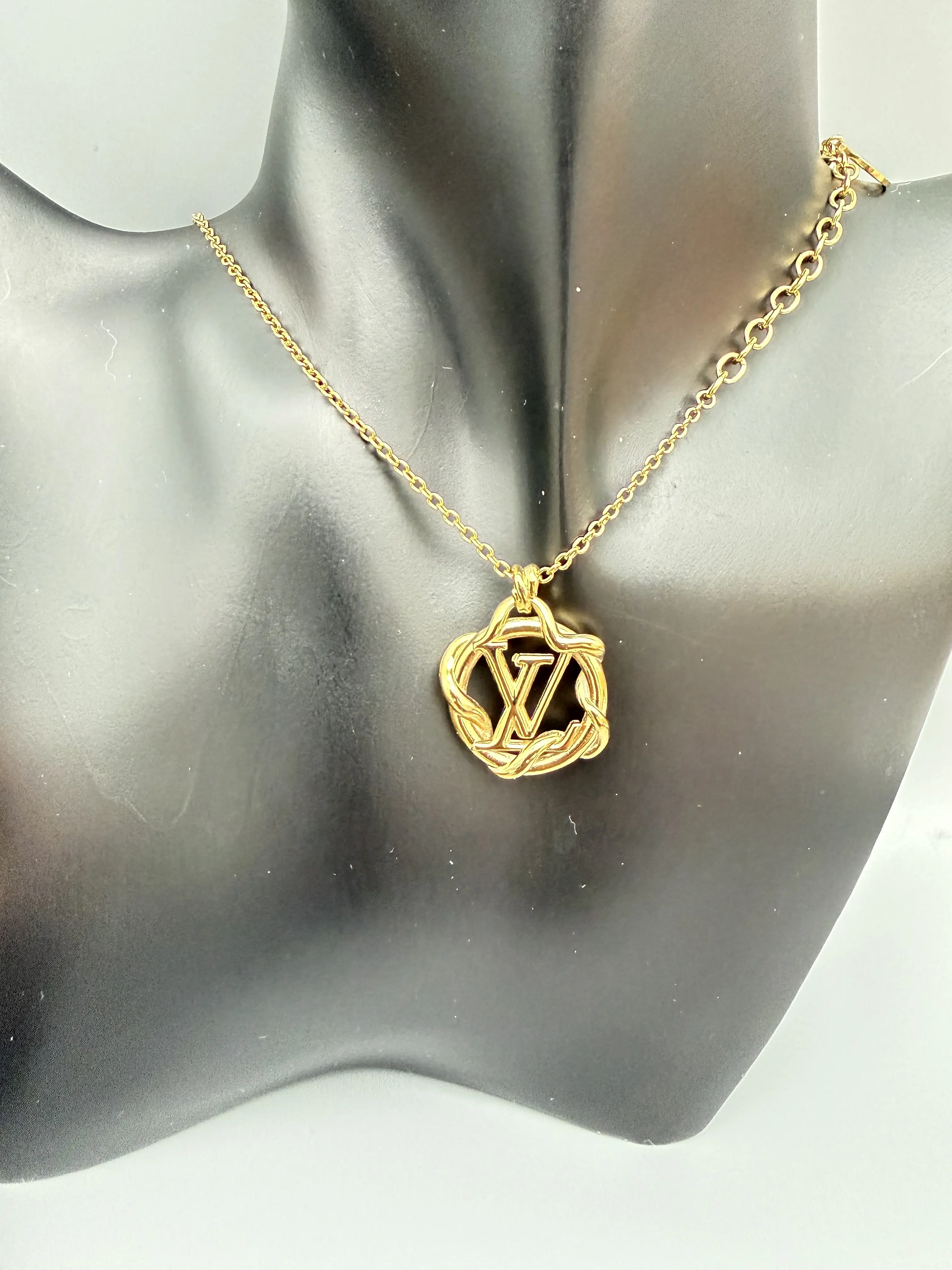 Pre-owned Louis Vuitton Collier Jardin Louise Necklace, Garden Vine Design, High Quality Materials, Suitable for Casual and Formal Occasions, Ideal Gift for Loved Ones