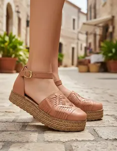 Women's huarache-style platform sandals, handmade in Mexican leather, model 02. Round toe with unique detail and ankle strap. Genuine leather upper. Comfortable. Ethically made in Mexico. Ideal for walking.